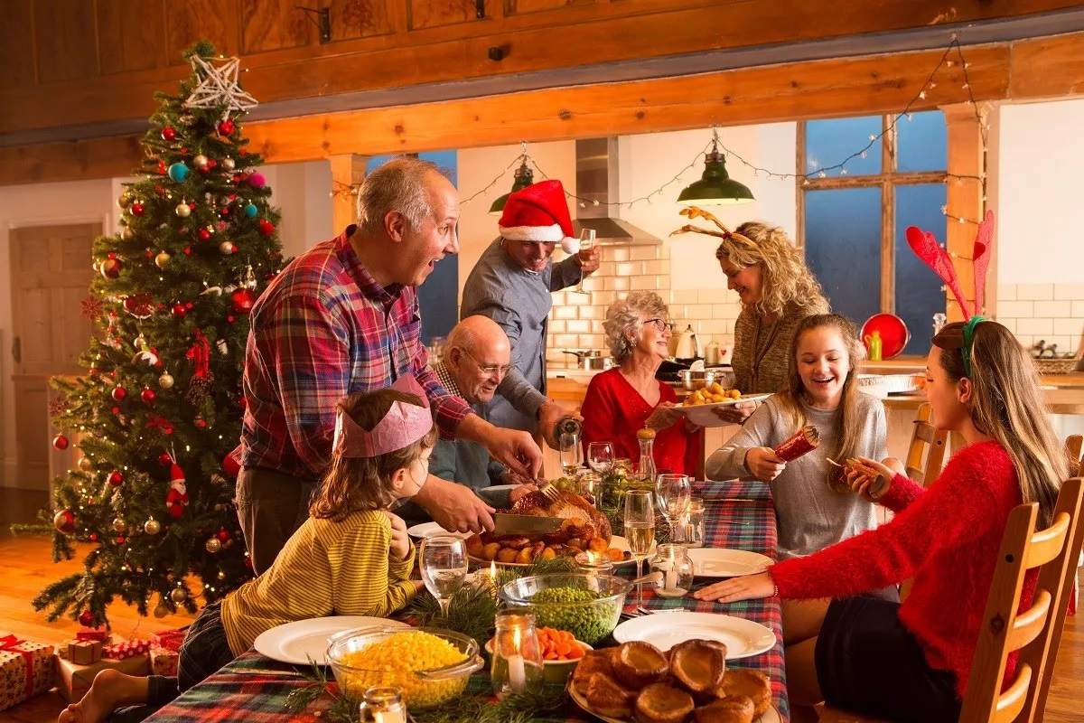 Τι συμβολίζει το μεγάλο των Χριστουγέννων τραπέζι; Ο Μανώλης Παπουτσάκης απαντά