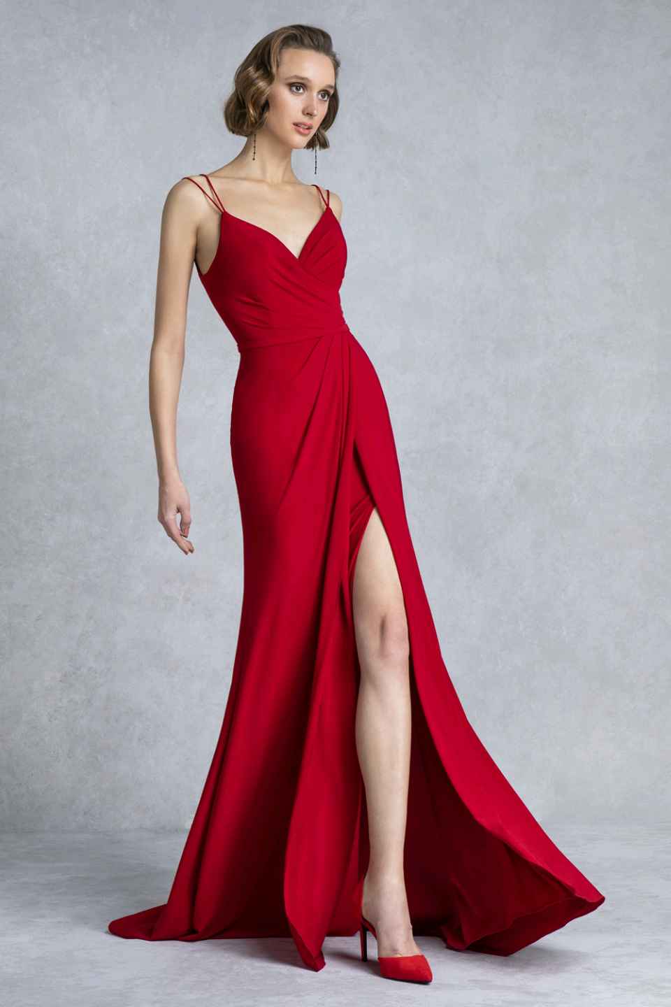 Φόρεμα μακρύ ντραπέ με σκίσιμο, διαθέσιμο σε κόκκινο και ρουά.