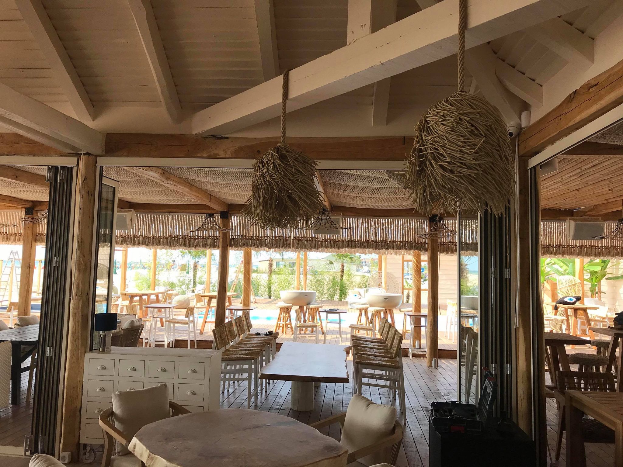 MANDALA Seaside Luxury, παραλία Κατερίνης, Restaurant Φωτιστικά και κουρτίνες από σχοινί gtrezos