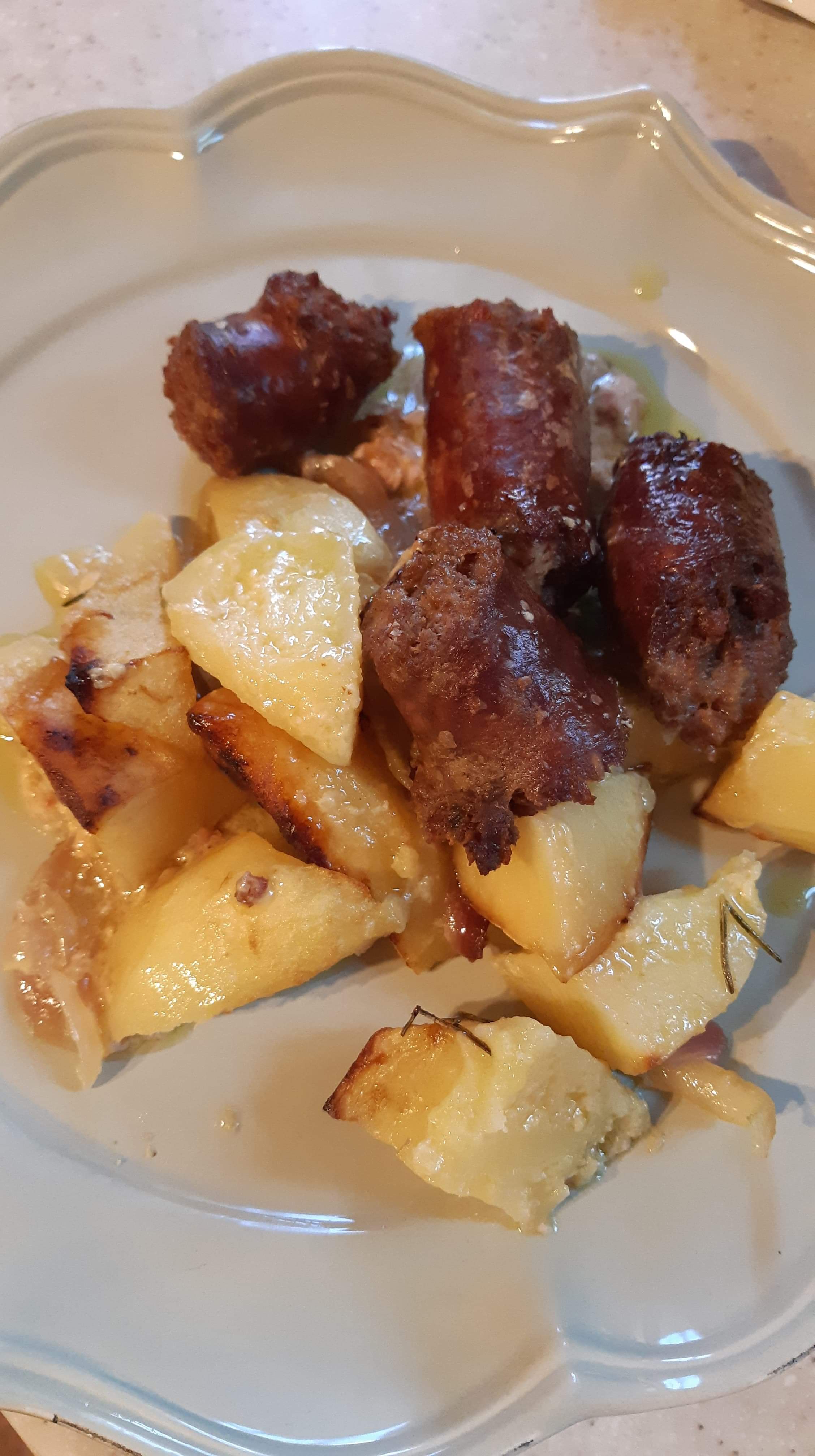 Χωριάτικο λουκάνικο με πατάτες και καραμελωμένα κρεμμύδια