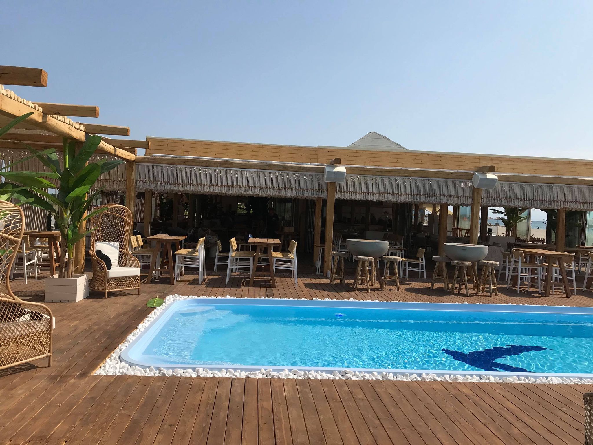 MANDALA Seaside Luxury, παραλία Κατερίνης, Pool area σκαμπό και κουρτίνες από σχοινί gtrezos