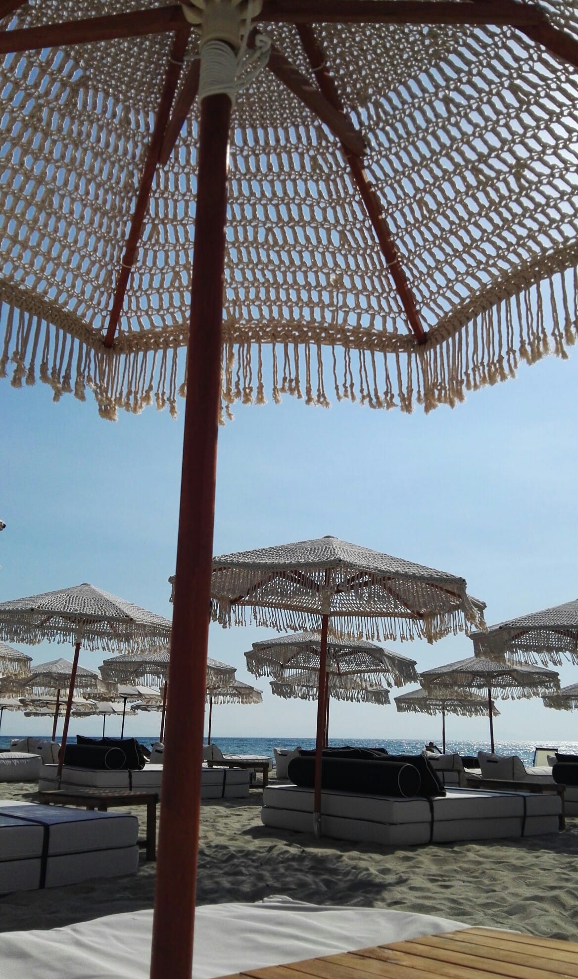 MANDALA Seaside Luxury, παραλία Κατερίνης, Πλεκτές Ομπρέλες με κρόσσι κομπιαστό